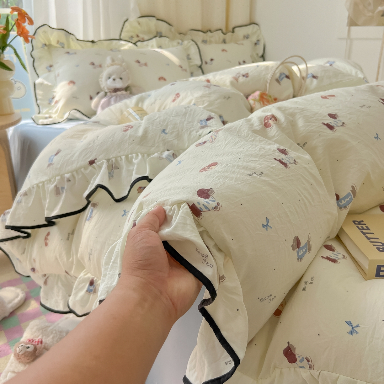 91家纺网 家纺一手货源 找家纺 韩巢家纺 2025新款水洗棉大花边被套四件套直播热销款学生宿舍被罩床单三件套（提供卖家秀） 可可腊肠犬【大花边款】