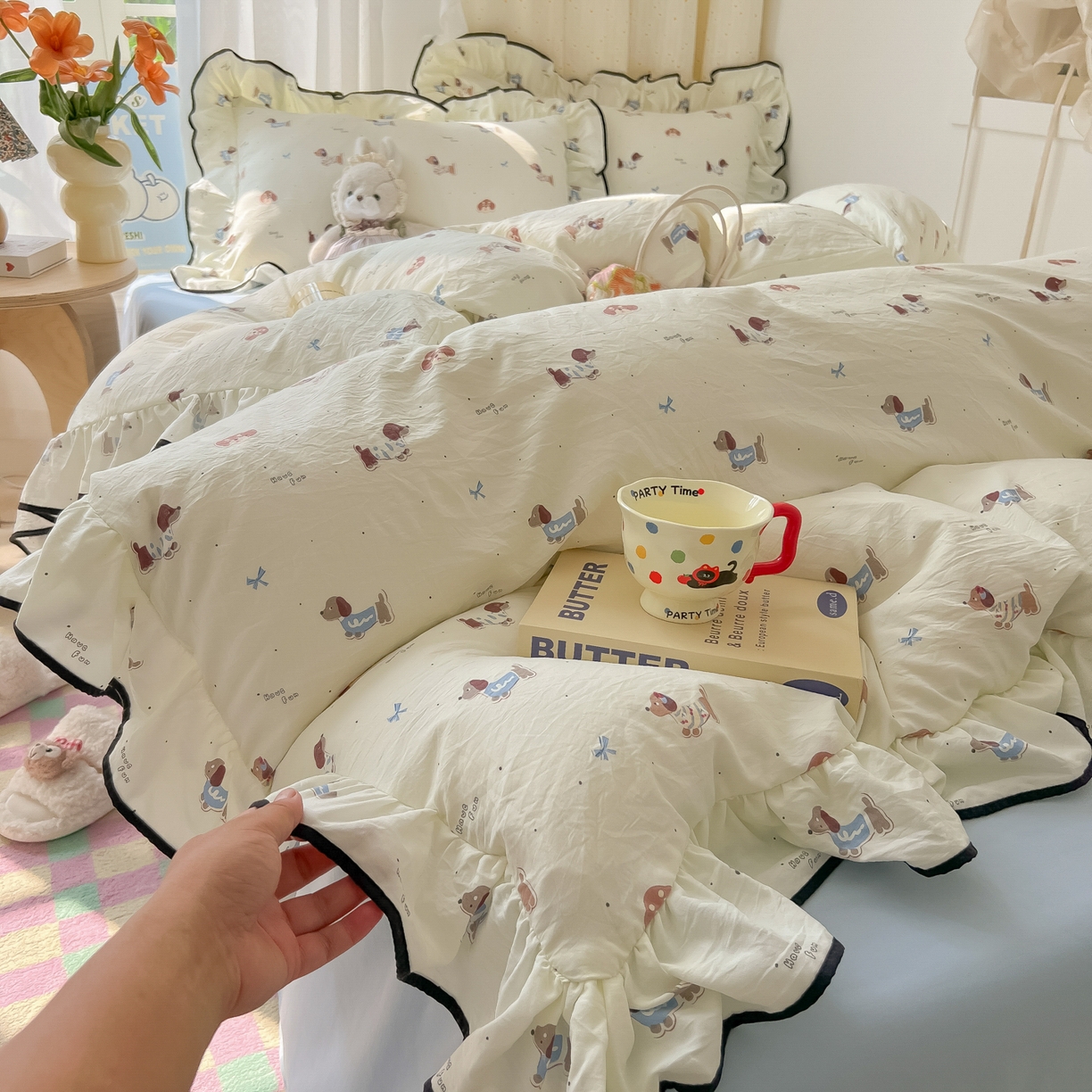 91家纺网 家纺一手货源 找家纺 韩巢家纺 2025新款水洗棉大花边被套四件套直播热销款学生宿舍被罩床单三件套（提供卖家秀） 可可腊肠犬【大花边款】