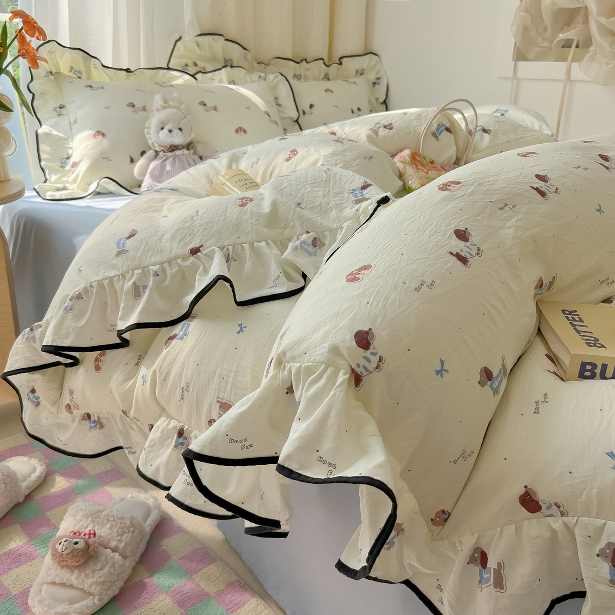 91家纺网 家纺一手货源 找家纺 韩巢家纺 2025新款水洗棉大花边被套四件套直播热销款学生宿舍被罩床单三件套（提供卖家秀） 可可腊肠犬【大花边款】