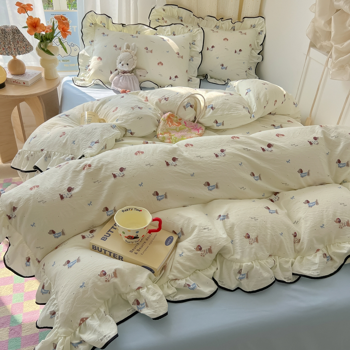 91家纺网 家纺一手货源 找家纺 韩巢家纺 2025新款水洗棉大花边被套四件套直播热销款学生宿舍被罩床单三件套（提供卖家秀） 可可腊肠犬【大花边款】