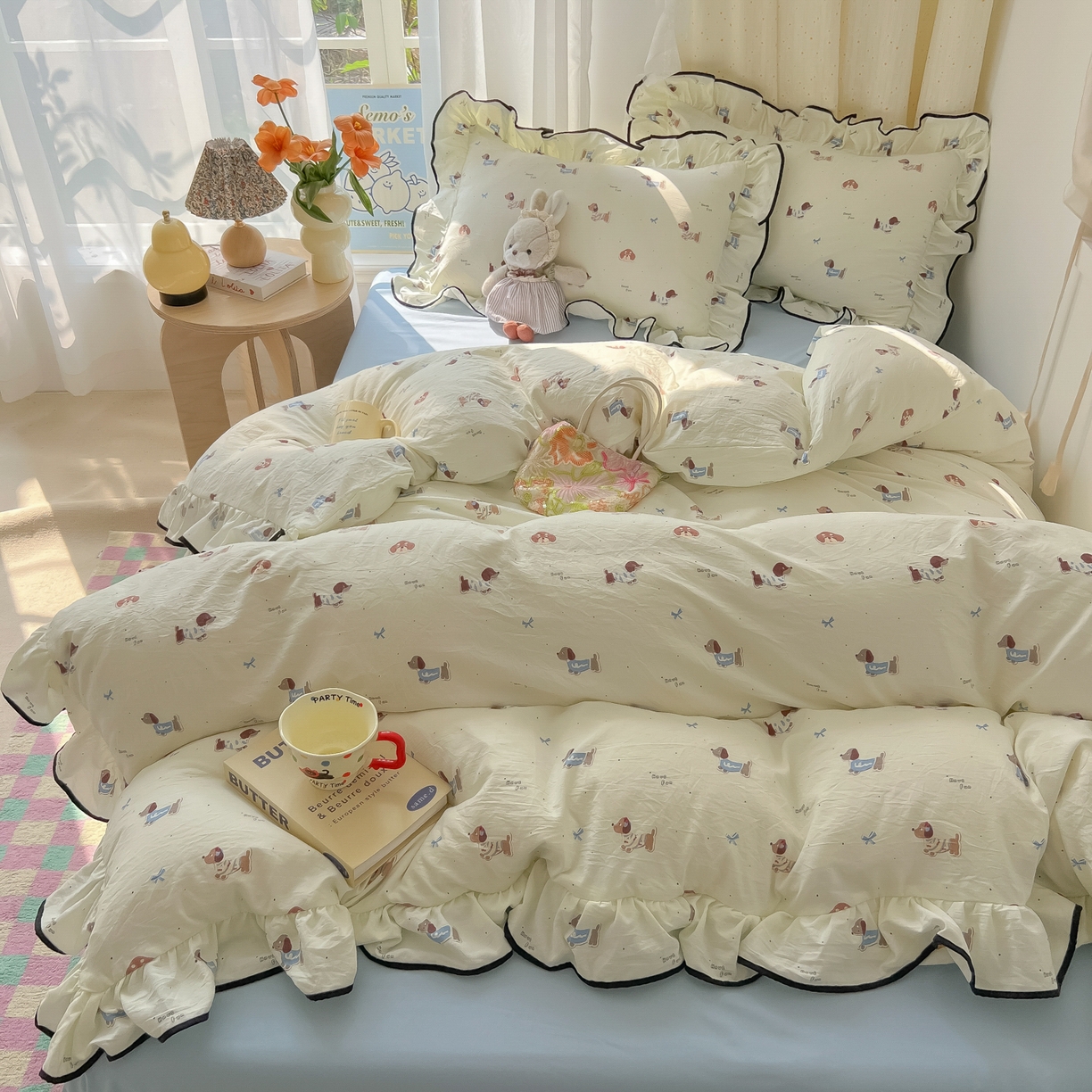 91家纺网 家纺一手货源 找家纺 韩巢家纺 2025新款水洗棉大花边被套四件套直播热销款学生宿舍被罩床单三件套（提供卖家秀） 可可腊肠犬【大花边款】