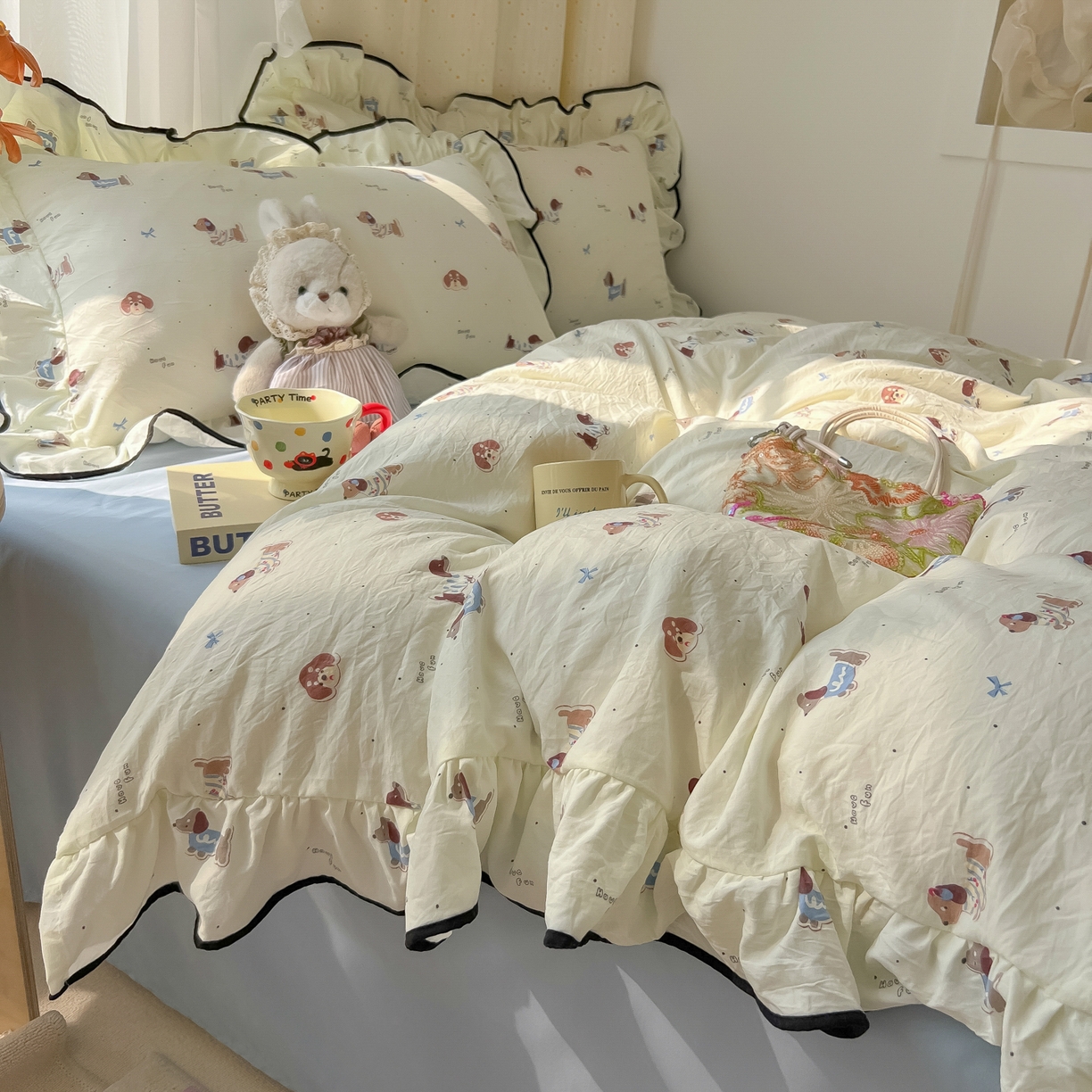 91家纺网 家纺一手货源 找家纺 韩巢家纺 2025新款水洗棉大花边被套四件套直播热销款学生宿舍被罩床单三件套（提供卖家秀） 可可腊肠犬【大花边款】