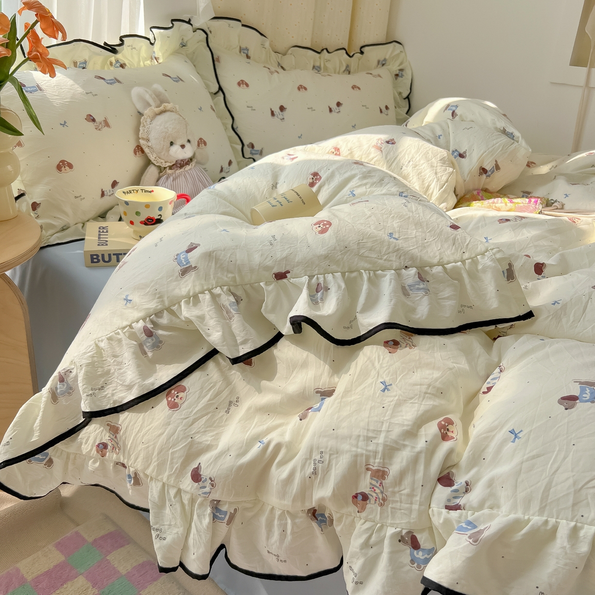 91家纺网 家纺一手货源 找家纺 韩巢家纺 2025新款水洗棉大花边被套四件套直播热销款学生宿舍被罩床单三件套（提供卖家秀） 可可腊肠犬【大花边款】