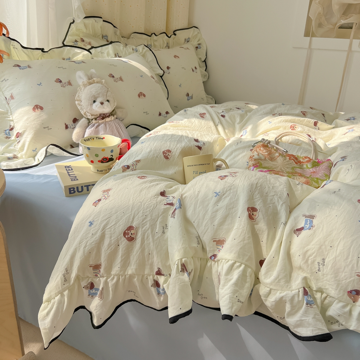 91家纺网 家纺一手货源 找家纺 韩巢家纺 2025新款水洗棉大花边被套四件套直播热销款学生宿舍被罩床单三件套（提供卖家秀） 可可腊肠犬【大花边款】