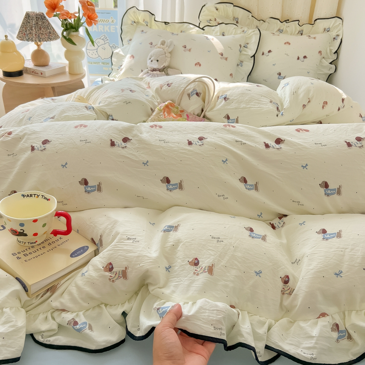 91家纺网 家纺一手货源 找家纺 韩巢家纺 2025新款水洗棉大花边被套四件套直播热销款学生宿舍被罩床单三件套（提供卖家秀） 可可腊肠犬【大花边款】