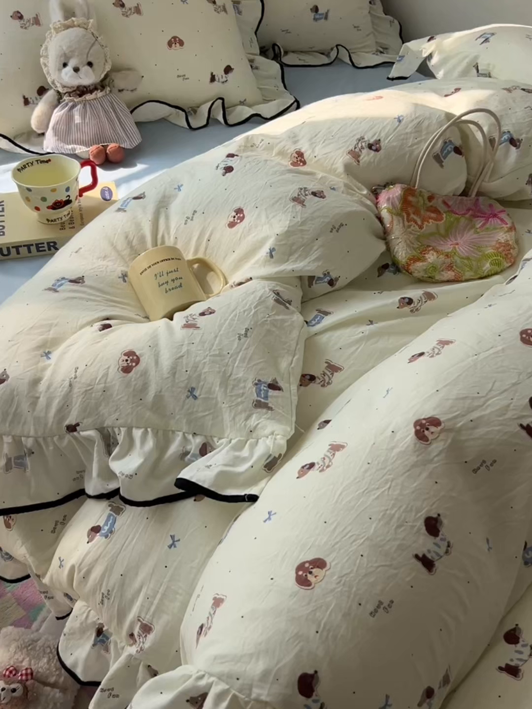 91家纺网 家纺一手货源 找家纺 韩巢家纺 2025新款水洗棉大花边被套四件套直播热销款学生宿舍被罩床单三件套（提供卖家秀） 可可腊肠犬【大花边款】