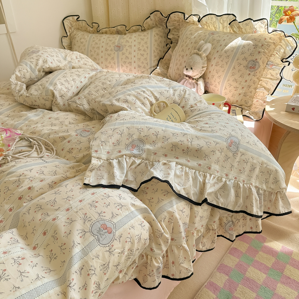 91家纺网 家纺一手货源 找家纺 韩巢家纺 2025新款水洗棉大花边被套四件套直播热销款学生宿舍被罩床单三件套（提供卖家秀） 奶油樱桃【大花边款】