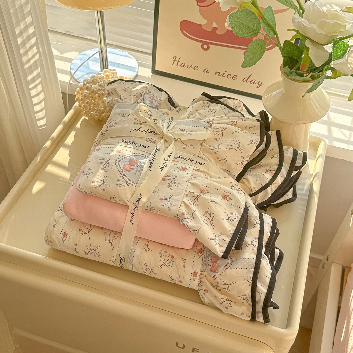 91家纺网 家纺一手货源 找家纺 韩巢家纺 2025新款水洗棉大花边被套四件套直播热销款学生宿舍被罩床单三件套（提供卖家秀） 奶油樱桃【大花边款】