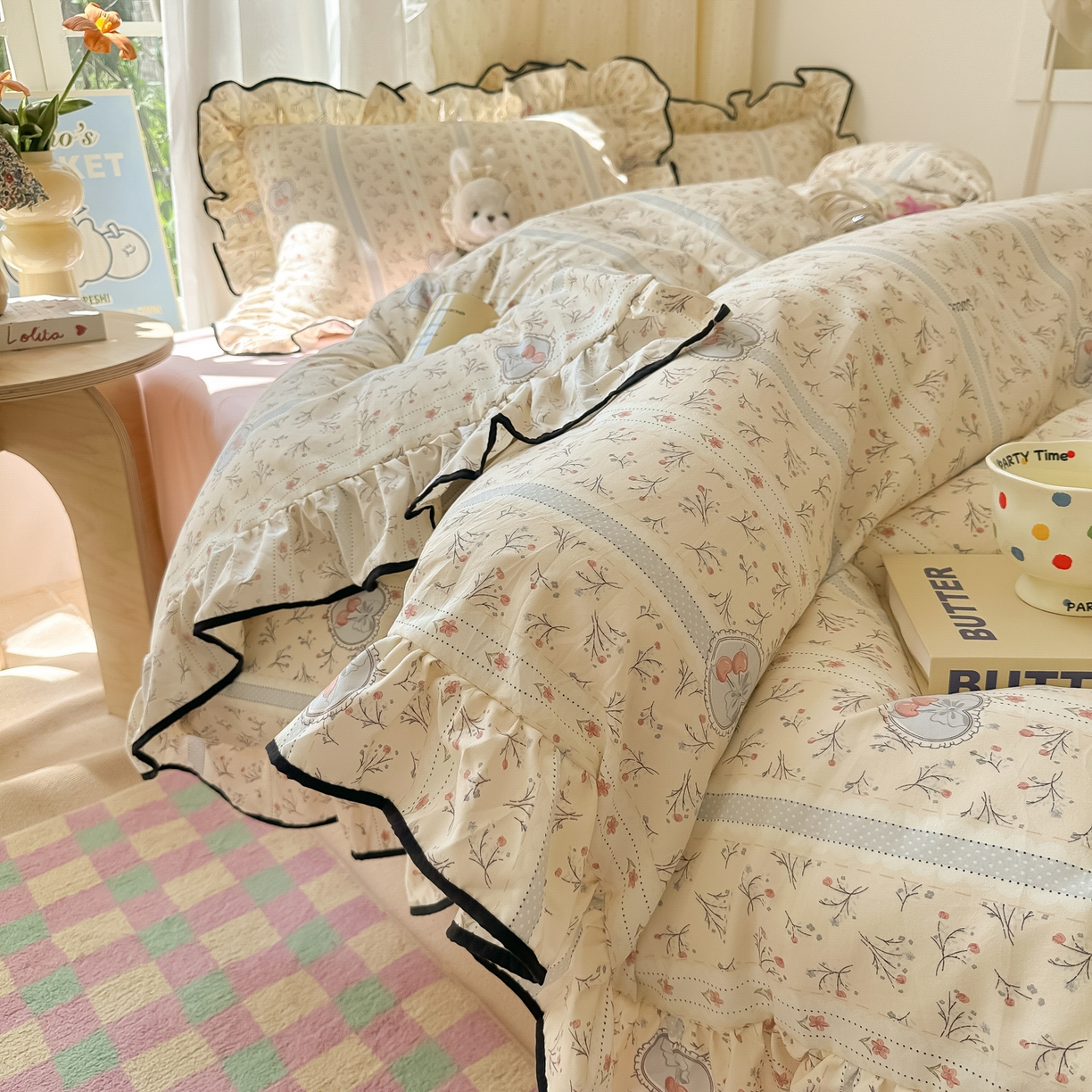 91家纺网 家纺一手货源 找家纺 韩巢家纺 2025新款水洗棉大花边被套四件套直播热销款学生宿舍被罩床单三件套（提供卖家秀） 奶油樱桃【大花边款】