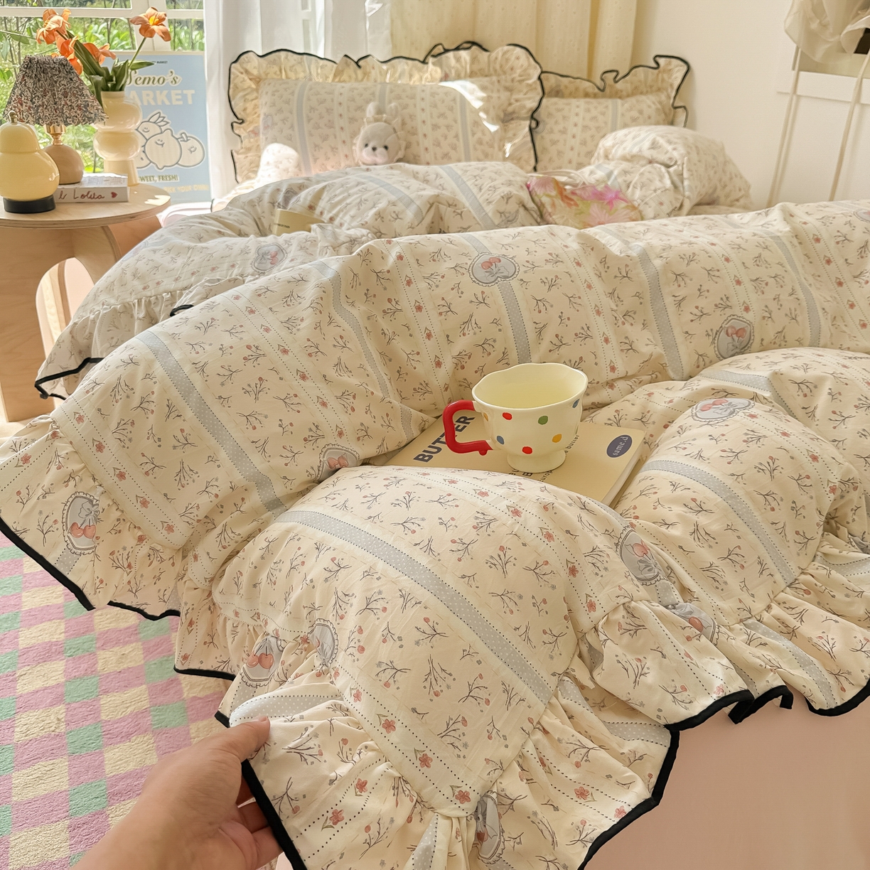 91家纺网 家纺一手货源 找家纺 韩巢家纺 2025新款水洗棉大花边被套四件套直播热销款学生宿舍被罩床单三件套（提供卖家秀） 奶油樱桃【大花边款】
