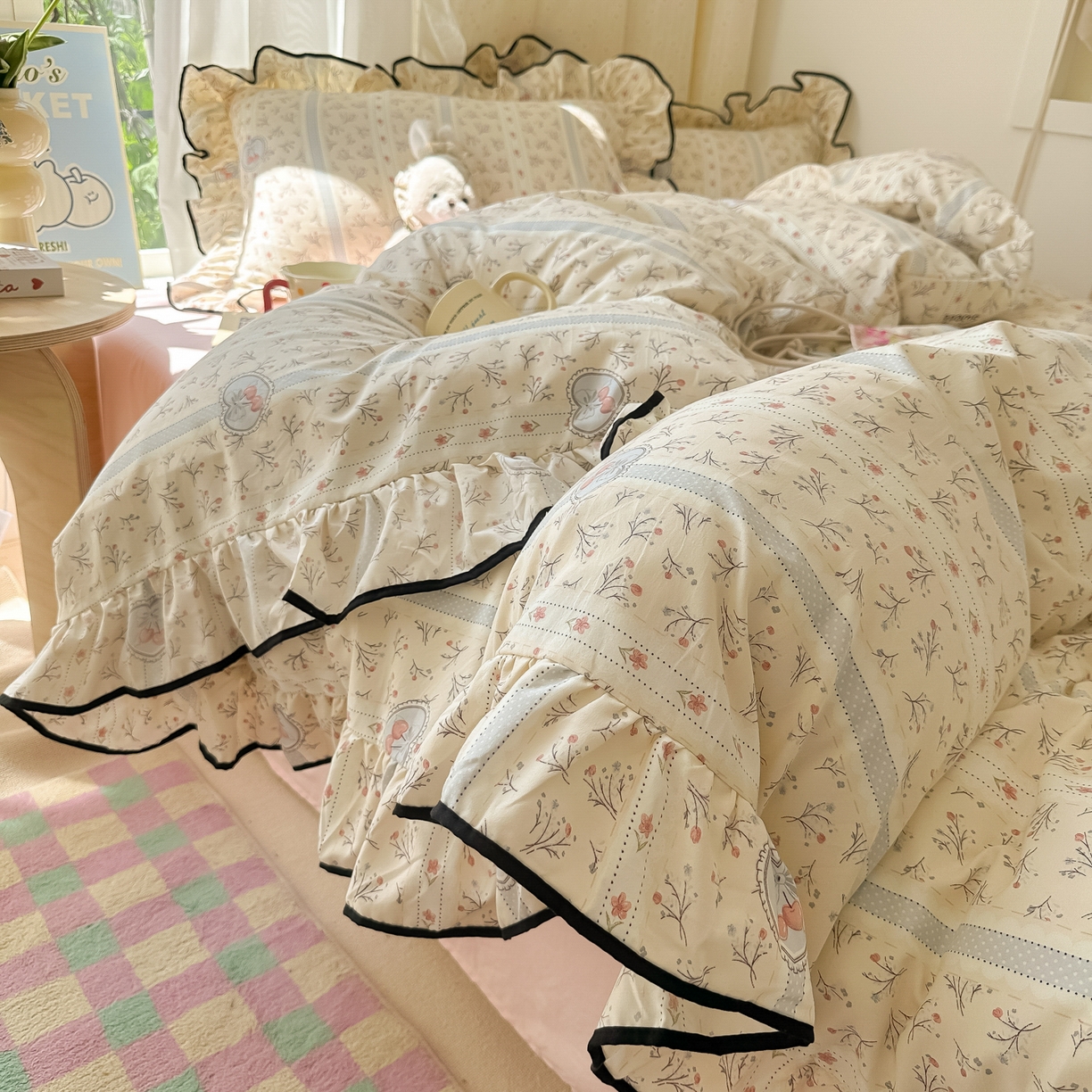 91家纺网 家纺一手货源 找家纺 韩巢家纺 2025新款水洗棉大花边被套四件套直播热销款学生宿舍被罩床单三件套（提供卖家秀） 奶油樱桃【大花边款】