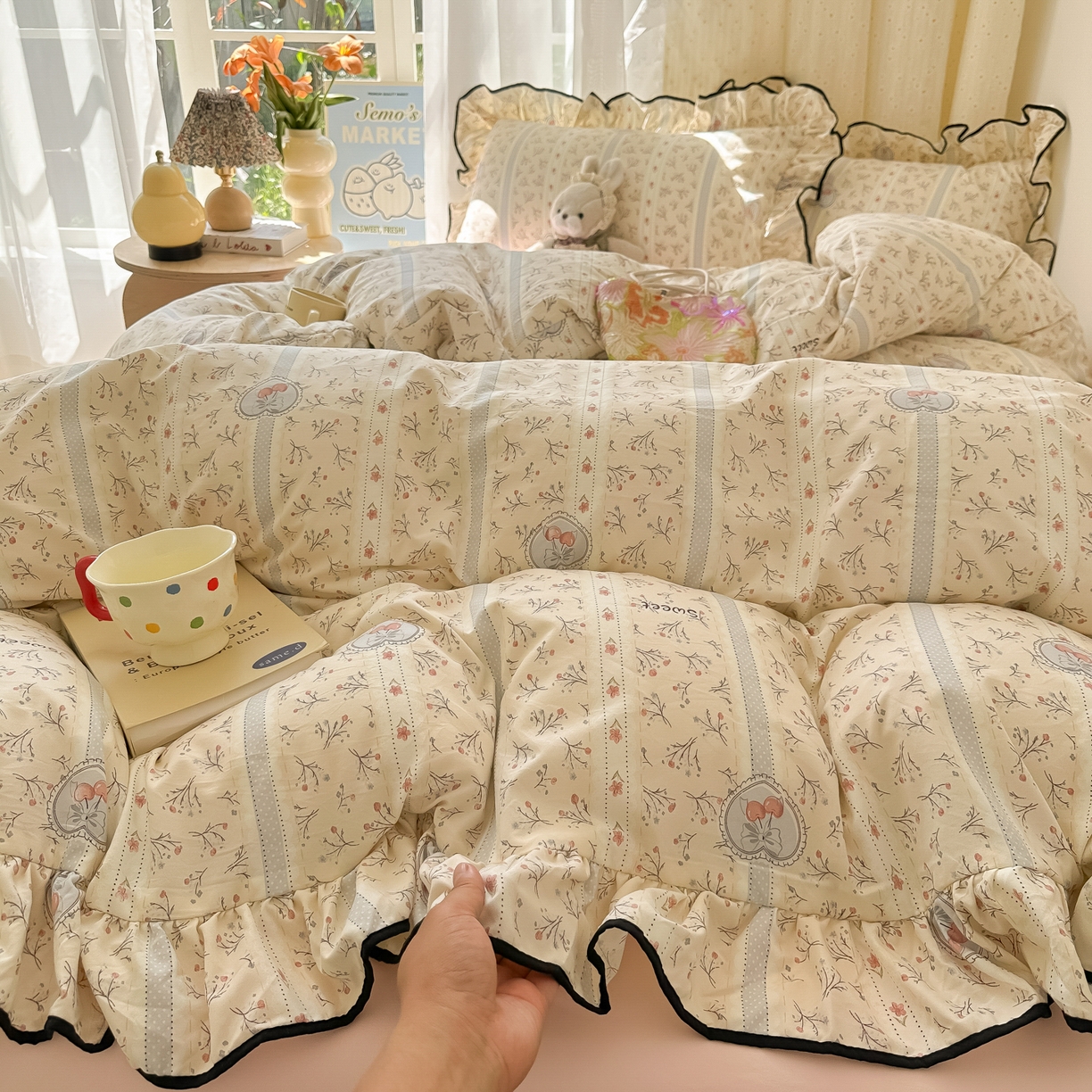91家纺网 家纺一手货源 找家纺 韩巢家纺 2025新款水洗棉大花边被套四件套直播热销款学生宿舍被罩床单三件套（提供卖家秀） 奶油樱桃【大花边款】