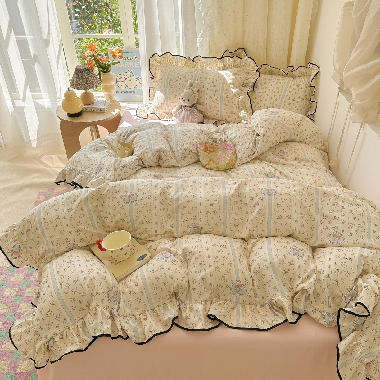 91家纺网 家纺一手货源 找家纺 韩巢家纺 2025新款水洗棉大花边被套四件套直播热销款学生宿舍被罩床单三件套（提供卖家秀） 奶油樱桃【大花边款】