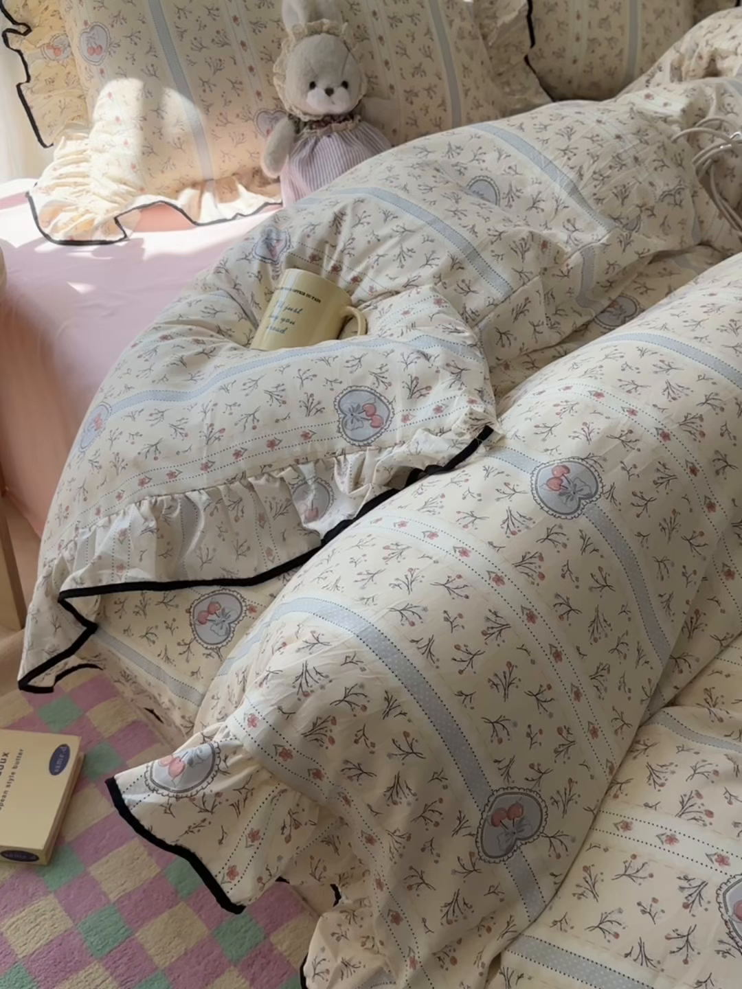 91家纺网 家纺一手货源 找家纺 韩巢家纺 2025新款水洗棉大花边被套四件套直播热销款学生宿舍被罩床单三件套（提供卖家秀） 奶油樱桃【大花边款】