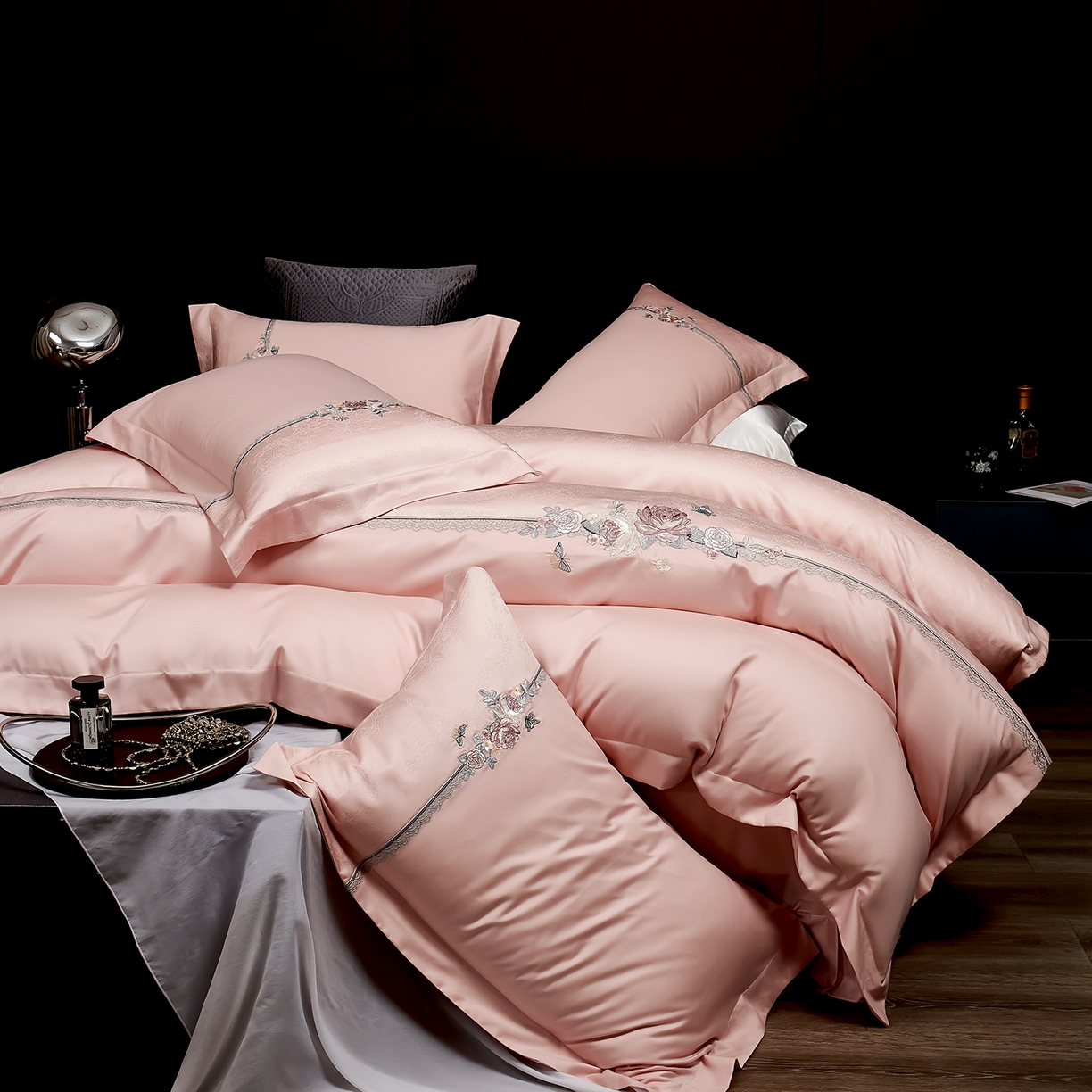 91家纺网 家纺一手货源 找家纺 （总）U品汇 2025新款60S双股120支贡缎长绒棉提花纯棉全棉刺绣花四件套高端礼盒工艺款-夕颜