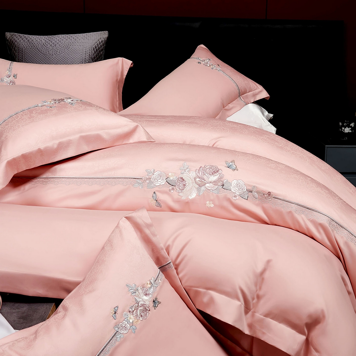 91家纺网 家纺一手货源 找家纺 U品汇 2025新款60S双股120支贡缎长绒棉提花纯棉全棉刺绣花四件套高端礼盒工艺款-夕颜 夕颜-豆沙