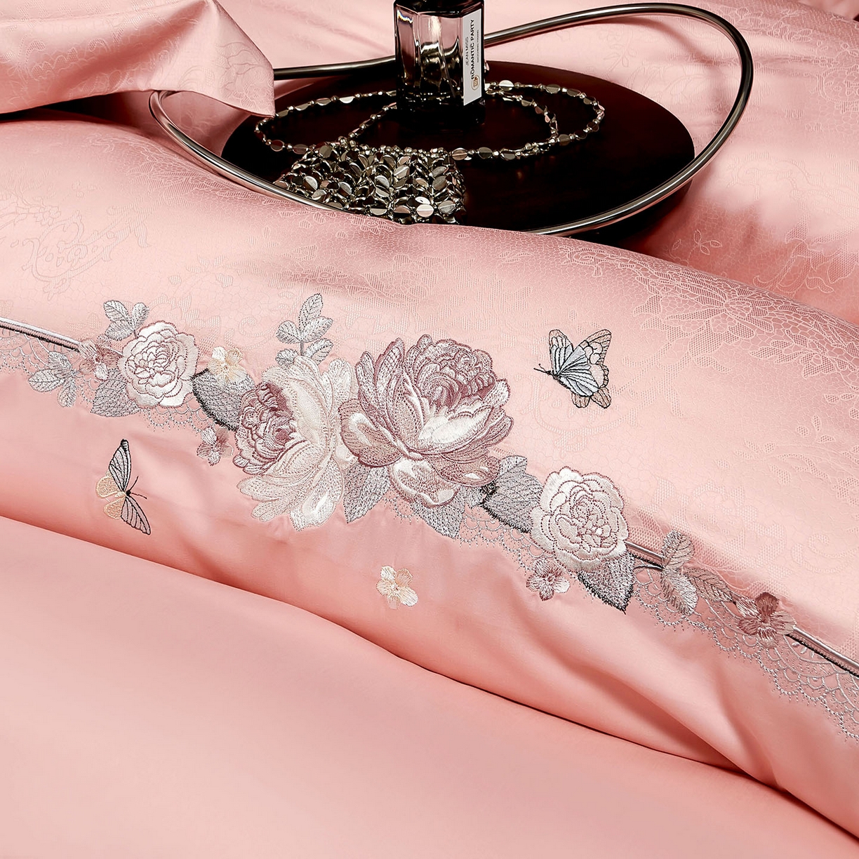 91家纺网 家纺一手货源 找家纺 U品汇 2025新款60S双股120支贡缎长绒棉提花纯棉全棉刺绣花四件套高端礼盒工艺款-夕颜 夕颜-豆沙