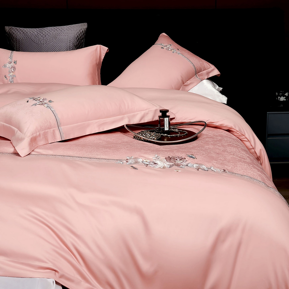 91家纺网 家纺一手货源 找家纺 U品汇 2025新款60S双股120支贡缎长绒棉提花纯棉全棉刺绣花四件套高端礼盒工艺款-夕颜 夕颜-豆沙