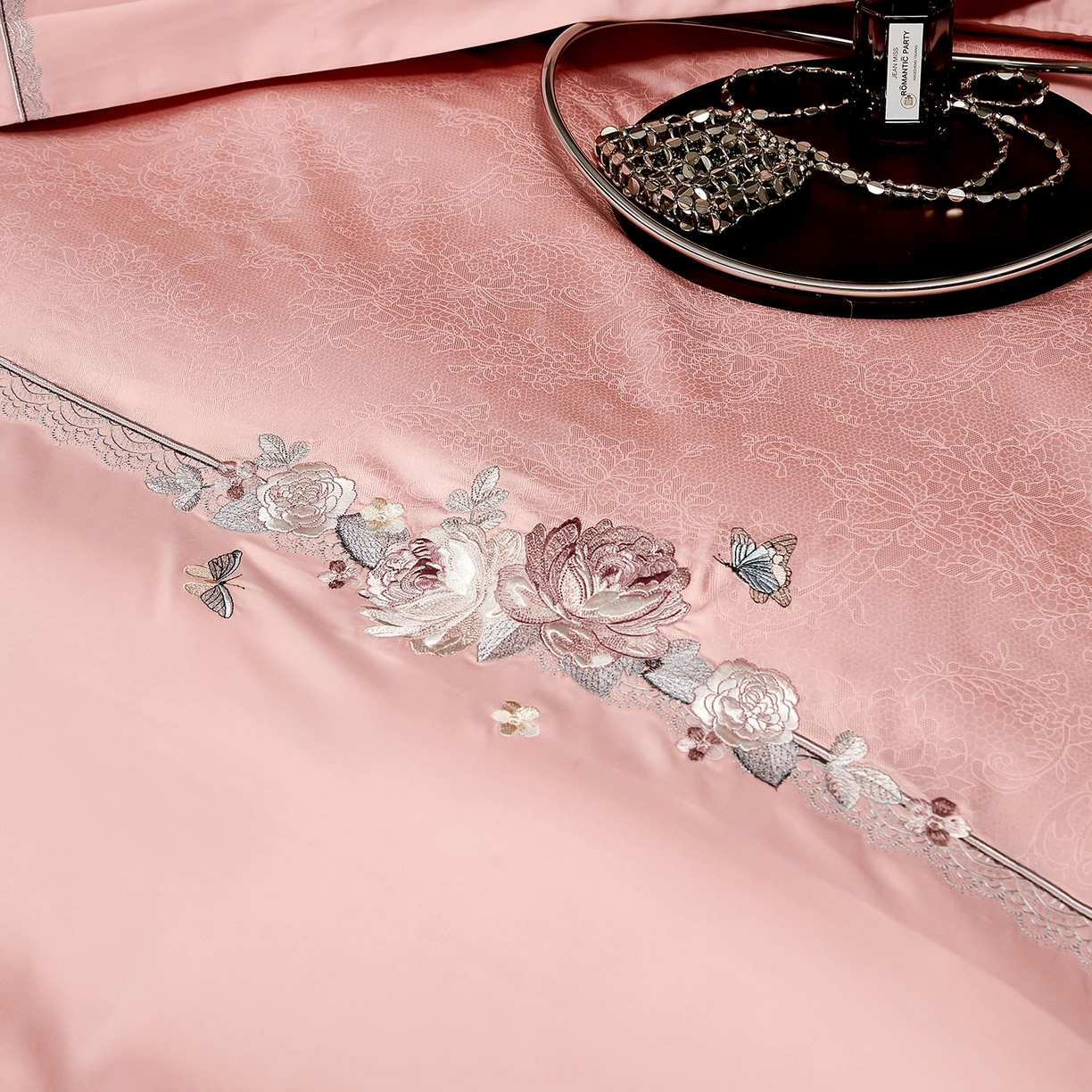 91家纺网 家纺一手货源 找家纺 U品汇 2025新款60S双股120支贡缎长绒棉提花纯棉全棉刺绣花四件套高端礼盒工艺款-夕颜 夕颜-豆沙