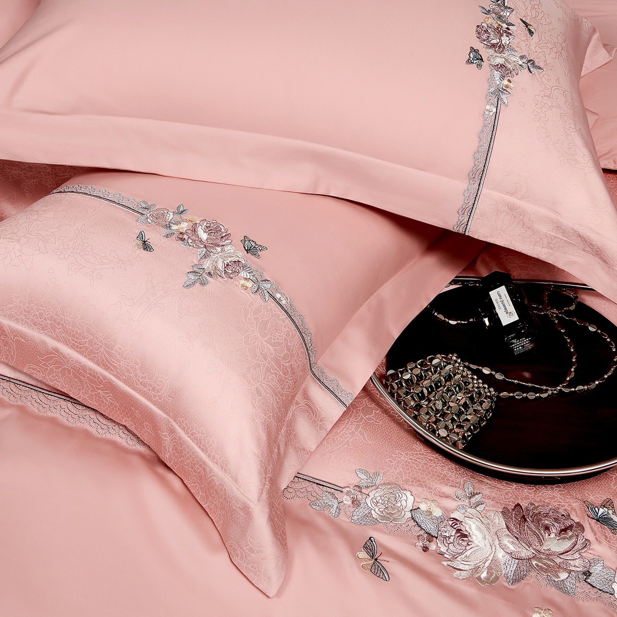 91家纺网 家纺一手货源 找家纺 U品汇 2025新款60S双股120支贡缎长绒棉提花纯棉全棉刺绣花四件套高端礼盒工艺款-夕颜 夕颜-豆沙