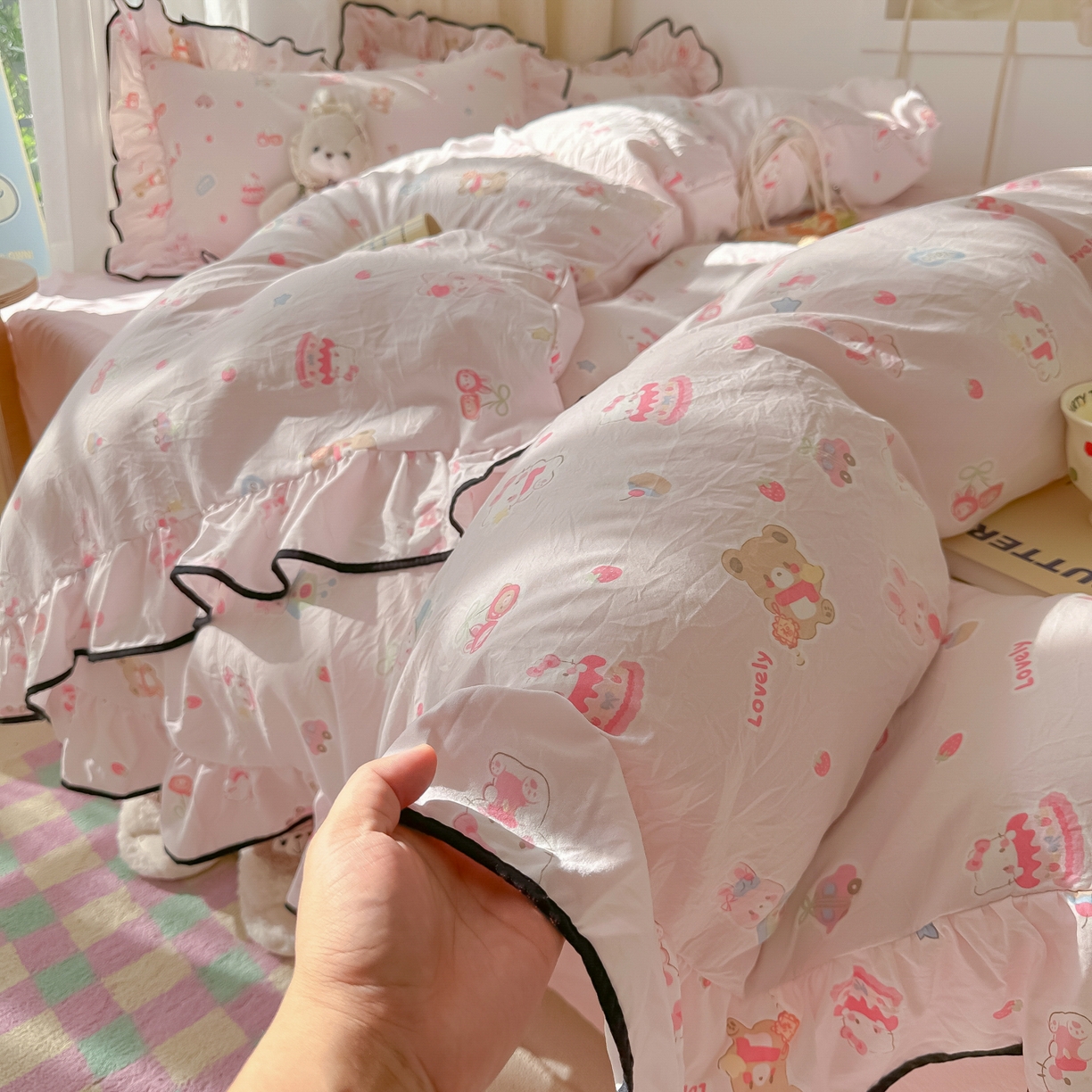 91家纺网 家纺一手货源 找家纺 韩巢家纺 2025新款水洗棉大花边被套四件套直播热销款学生宿舍被罩床单三件套（提供卖家秀） 软糖猫【大花边款】