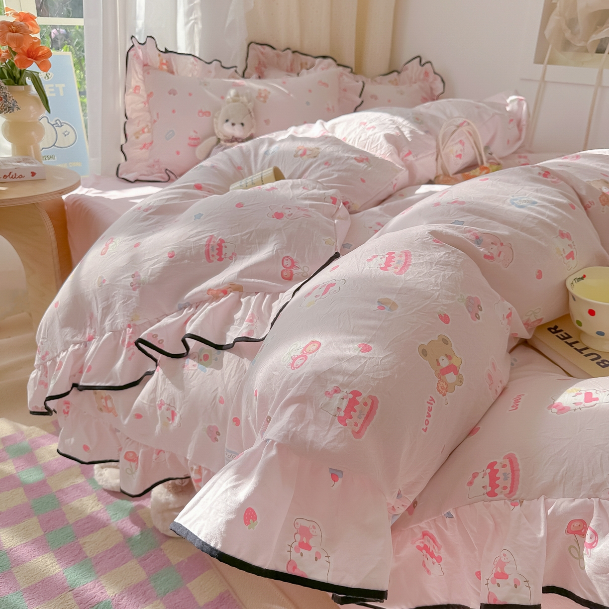 91家纺网 家纺一手货源 找家纺 韩巢家纺 2025新款水洗棉大花边被套四件套直播热销款学生宿舍被罩床单三件套（提供卖家秀） 软糖猫【大花边款】