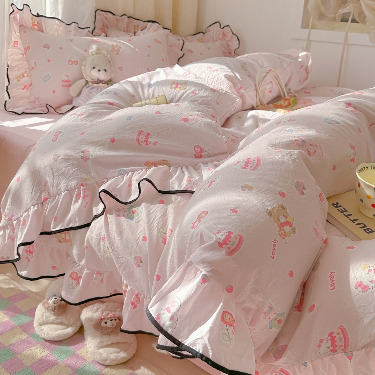 91家纺网 家纺一手货源 找家纺 韩巢家纺 2025新款水洗棉大花边被套四件套直播热销款学生宿舍被罩床单三件套（提供卖家秀） 软糖猫【大花边款】