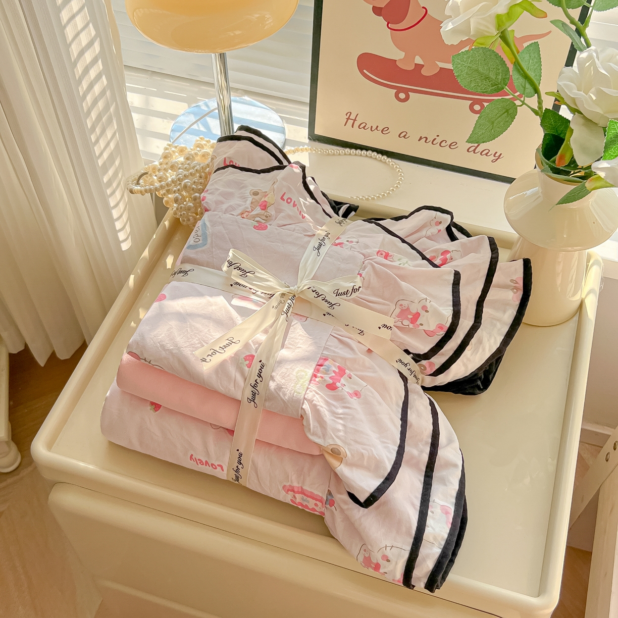 91家纺网 家纺一手货源 找家纺 韩巢家纺 2025新款水洗棉大花边被套四件套直播热销款学生宿舍被罩床单三件套（提供卖家秀） 软糖猫【大花边款】