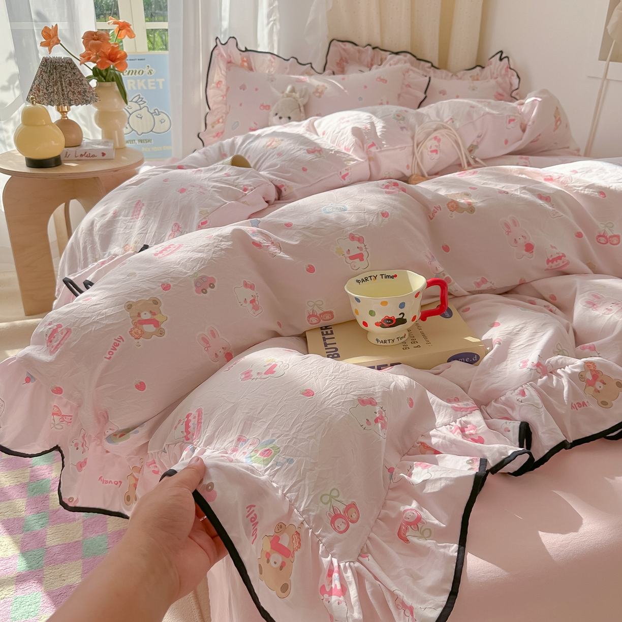 91家纺网 家纺一手货源 找家纺 韩巢家纺 2025新款水洗棉大花边被套四件套直播热销款学生宿舍被罩床单三件套（提供卖家秀） 软糖猫【大花边款】
