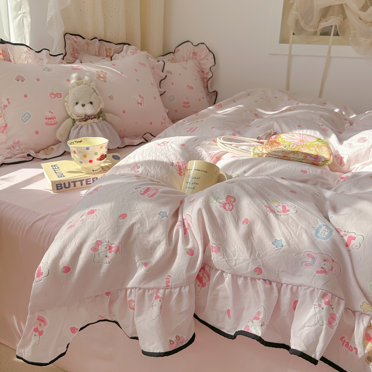 91家纺网 家纺一手货源 找家纺 韩巢家纺 2025新款水洗棉大花边被套四件套直播热销款学生宿舍被罩床单三件套（提供卖家秀） 软糖猫【大花边款】