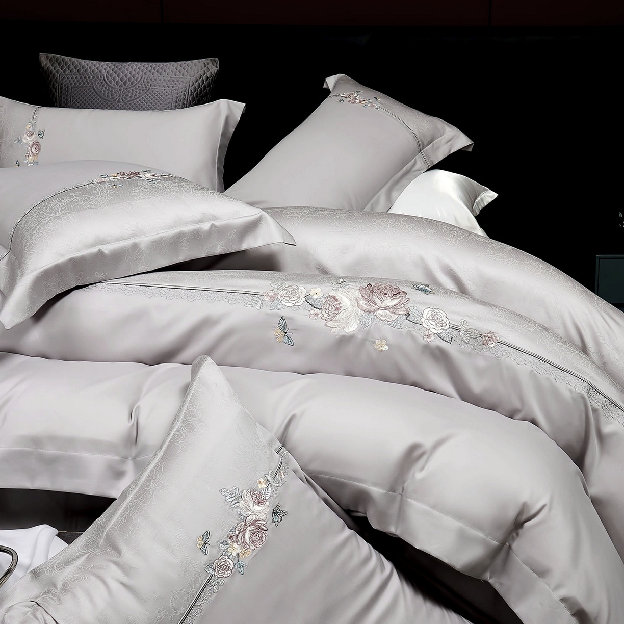 91家纺网 家纺一手货源 找家纺 U品汇 2025新款60S双股120支贡缎长绒棉提花纯棉全棉刺绣花四件套高端礼盒工艺款-夕颜 夕颜-高级灰