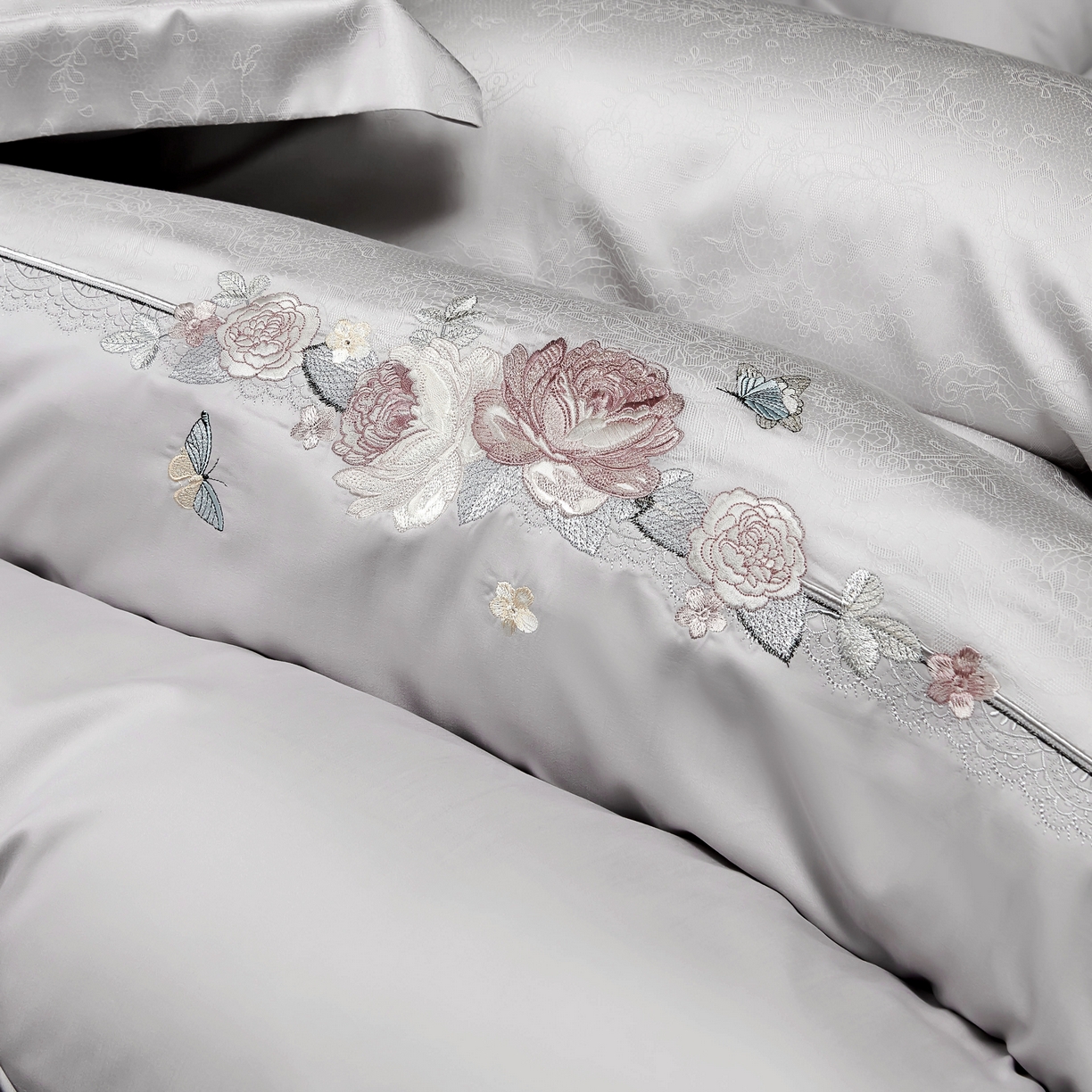 91家纺网 家纺一手货源 找家纺 U品汇 2025新款60S双股120支贡缎长绒棉提花纯棉全棉刺绣花四件套高端礼盒工艺款-夕颜 夕颜-高级灰