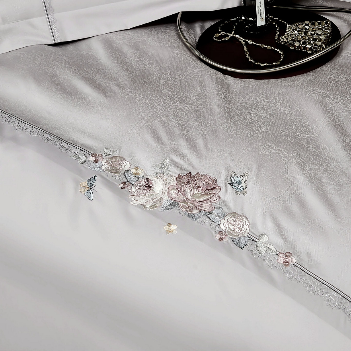 91家纺网 家纺一手货源 找家纺 U品汇 2025新款60S双股120支贡缎长绒棉提花纯棉全棉刺绣花四件套高端礼盒工艺款-夕颜 夕颜-高级灰