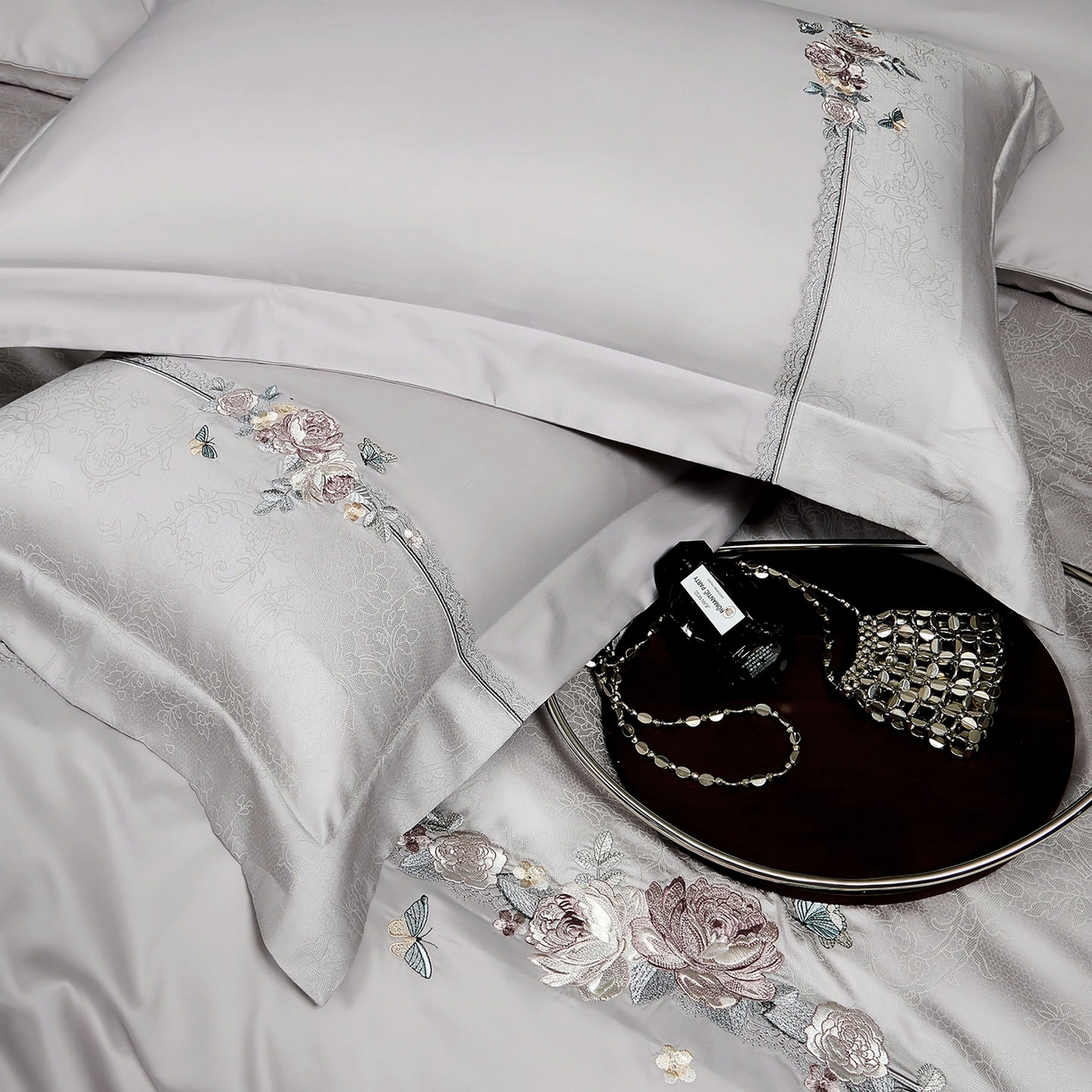 91家纺网 家纺一手货源 找家纺 U品汇 2025新款60S双股120支贡缎长绒棉提花纯棉全棉刺绣花四件套高端礼盒工艺款-夕颜 夕颜-高级灰