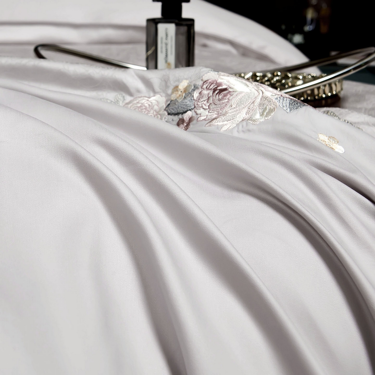 91家纺网 家纺一手货源 找家纺 U品汇 2025新款60S双股120支贡缎长绒棉提花纯棉全棉刺绣花四件套高端礼盒工艺款-夕颜 夕颜-高级灰