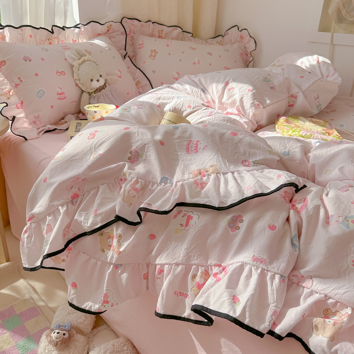 91家纺网 家纺一手货源 找家纺 韩巢家纺 2025新款水洗棉大花边被套四件套直播热销款学生宿舍被罩床单三件套（提供卖家秀） 软糖猫【大花边款】