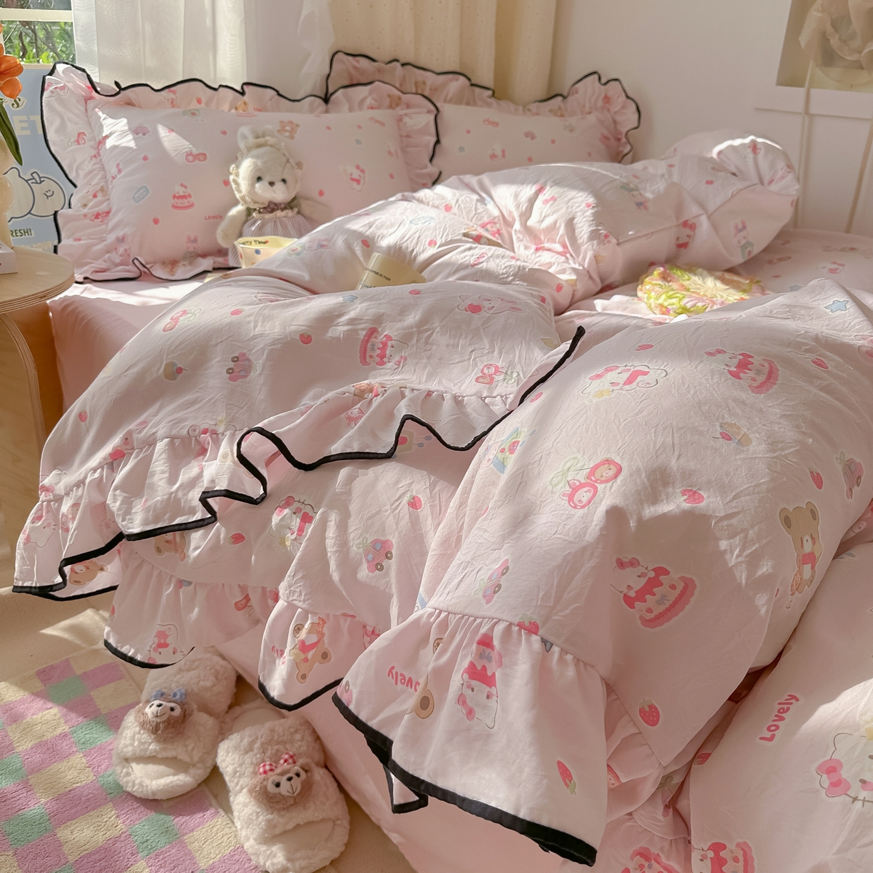 91家纺网 家纺一手货源 找家纺 韩巢家纺 2025新款水洗棉大花边被套四件套直播热销款学生宿舍被罩床单三件套（提供卖家秀） 软糖猫【大花边款】