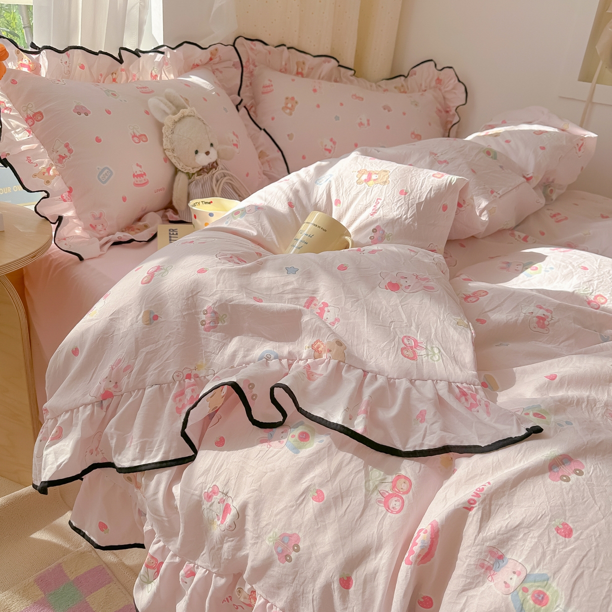 91家纺网 家纺一手货源 找家纺 韩巢家纺 2025新款水洗棉大花边被套四件套直播热销款学生宿舍被罩床单三件套（提供卖家秀） 软糖猫【大花边款】