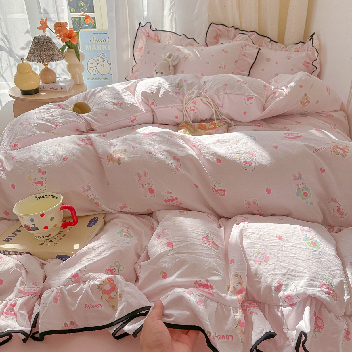 91家纺网 家纺一手货源 找家纺 韩巢家纺 2025新款水洗棉大花边被套四件套直播热销款学生宿舍被罩床单三件套（提供卖家秀） 软糖猫【大花边款】