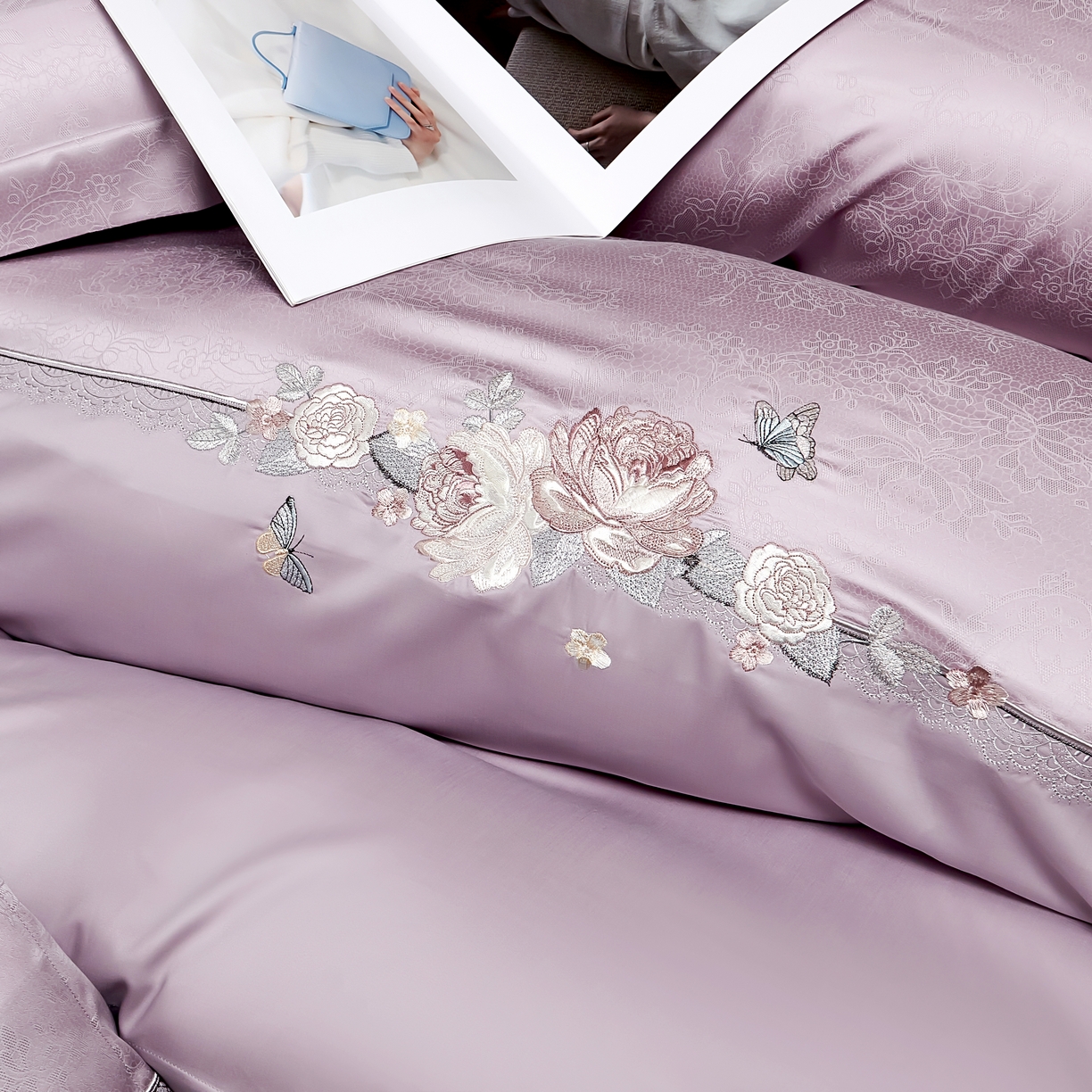 91家纺网 家纺一手货源 找家纺 U品汇 2025新款60S双股120支贡缎长绒棉提花纯棉全棉刺绣花四件套高端礼盒工艺款-夕颜 夕颜-浪漫紫