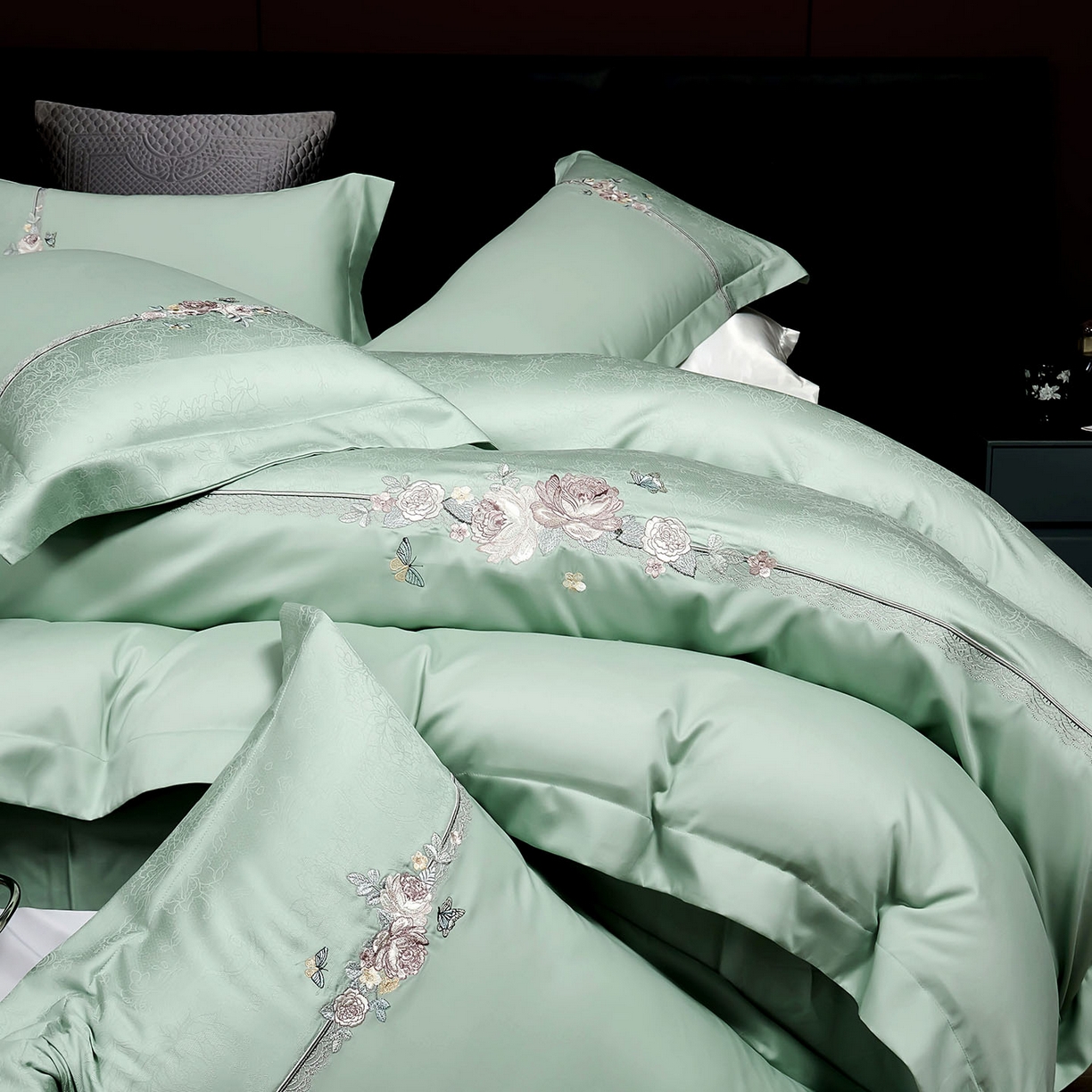 91家纺网 家纺一手货源 找家纺 U品汇 2025新款60S双股120支贡缎长绒棉提花纯棉全棉刺绣花四件套高端礼盒工艺款-夕颜 夕颜-松树绿