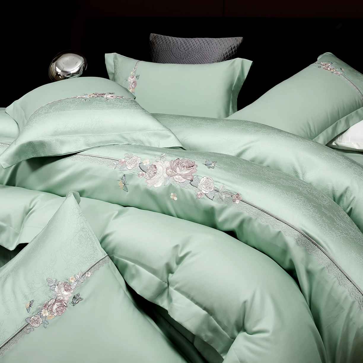 91家纺网 家纺一手货源 找家纺 U品汇 2025新款60S双股120支贡缎长绒棉提花纯棉全棉刺绣花四件套高端礼盒工艺款-夕颜 夕颜-松树绿