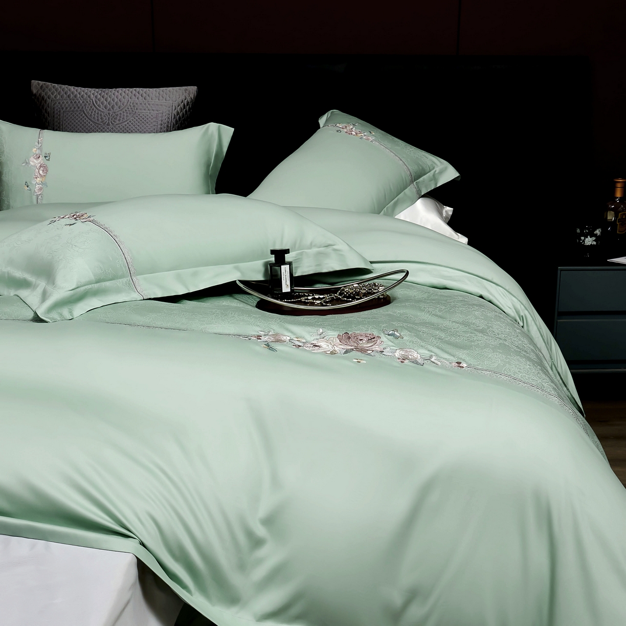 91家纺网 家纺一手货源 找家纺 U品汇 2025新款60S双股120支贡缎长绒棉提花纯棉全棉刺绣花四件套高端礼盒工艺款-夕颜 夕颜-松树绿