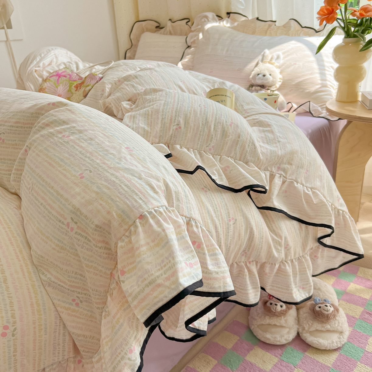 91家纺网 家纺一手货源 找家纺 韩巢家纺 2025新款水洗棉大花边被套四件套直播热销款学生宿舍被罩床单三件套（提供卖家秀） 甜樱恋曲【大花边款】