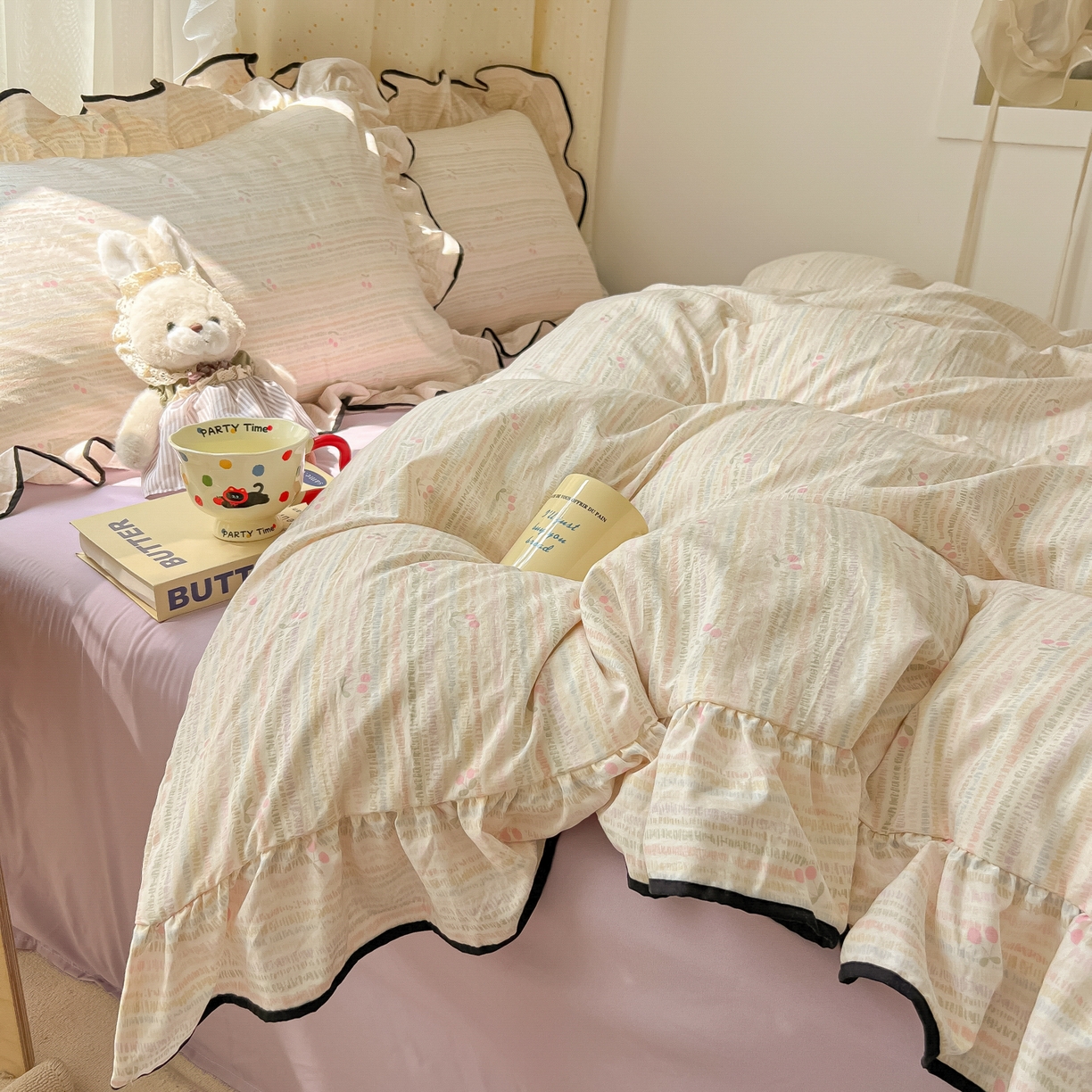 91家纺网 家纺一手货源 找家纺 韩巢家纺 2025新款水洗棉大花边被套四件套直播热销款学生宿舍被罩床单三件套（提供卖家秀） 甜樱恋曲【大花边款】