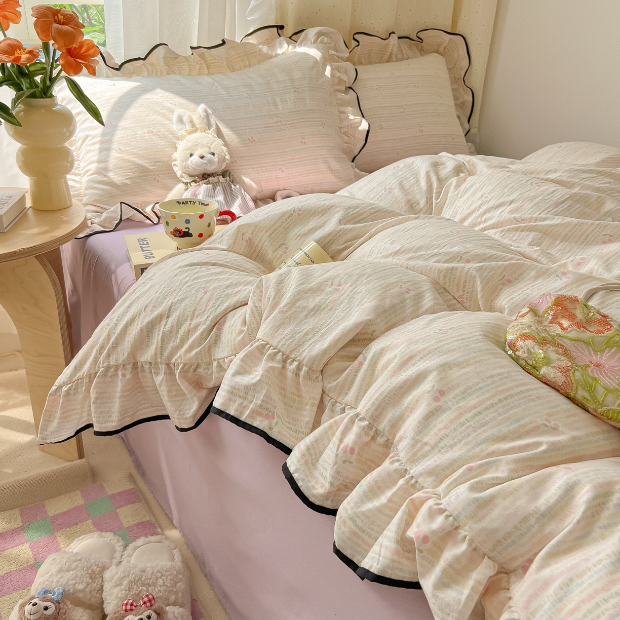 91家纺网 家纺一手货源 找家纺 韩巢家纺 2025新款水洗棉大花边被套四件套直播热销款学生宿舍被罩床单三件套（提供卖家秀） 甜樱恋曲【大花边款】