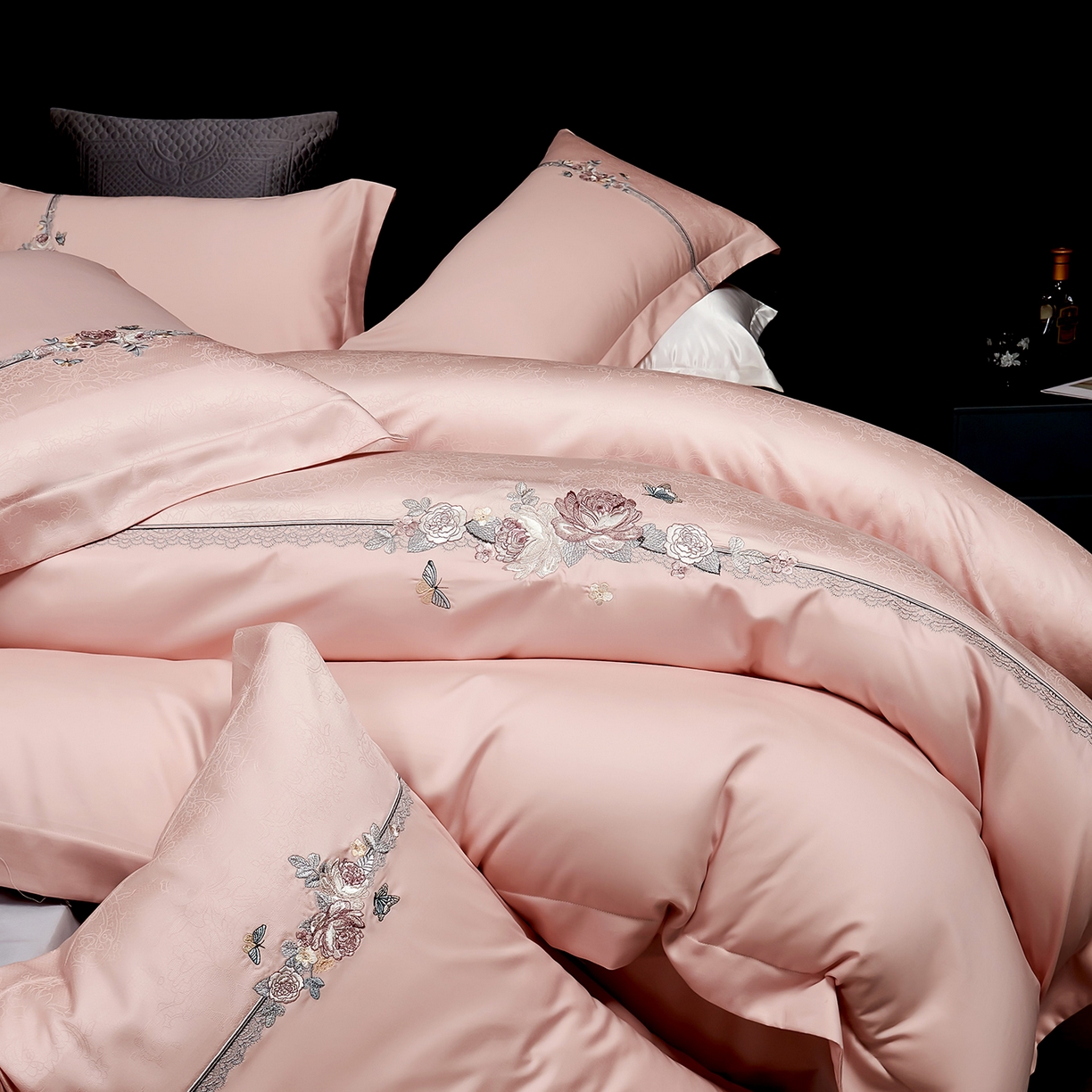 91家纺网 家纺一手货源 找家纺 U品汇 2025新款60S双股120支贡缎长绒棉提花纯棉全棉刺绣花四件套高端礼盒工艺款-夕颜 夕颜-糖粉