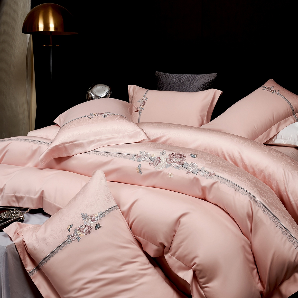 91家纺网 家纺一手货源 找家纺 U品汇 2025新款60S双股120支贡缎长绒棉提花纯棉全棉刺绣花四件套高端礼盒工艺款-夕颜 夕颜-糖粉