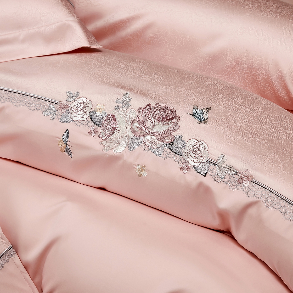 91家纺网 家纺一手货源 找家纺 U品汇 2025新款60S双股120支贡缎长绒棉提花纯棉全棉刺绣花四件套高端礼盒工艺款-夕颜 夕颜-糖粉