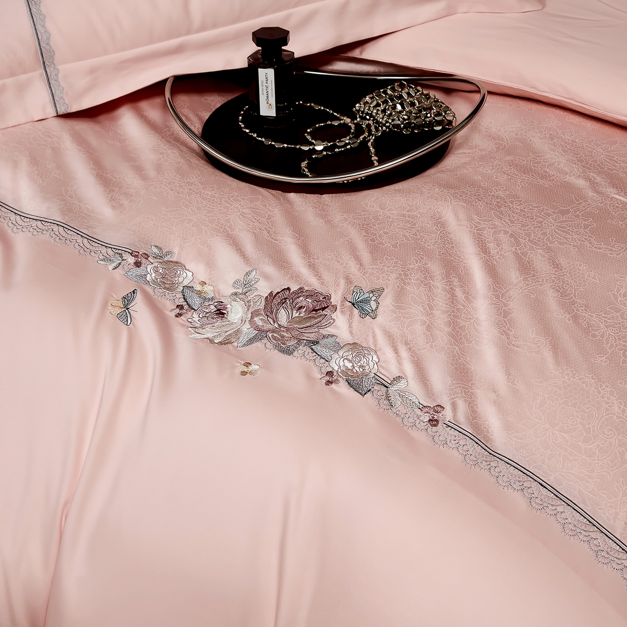 91家纺网 家纺一手货源 找家纺 U品汇 2025新款60S双股120支贡缎长绒棉提花纯棉全棉刺绣花四件套高端礼盒工艺款-夕颜 夕颜-糖粉